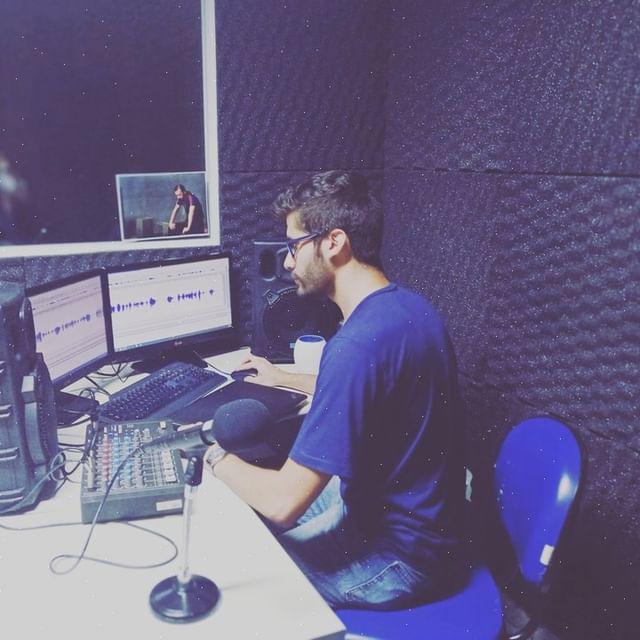 João Nader em estúdio de rádio